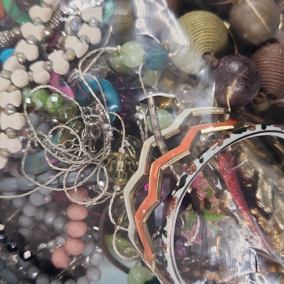 4lb Mystery Craft Broken Jewelry Loose Beads Lot PRICE FIRM - CANNOT BE BUNDLED - Picture 5 of 8
